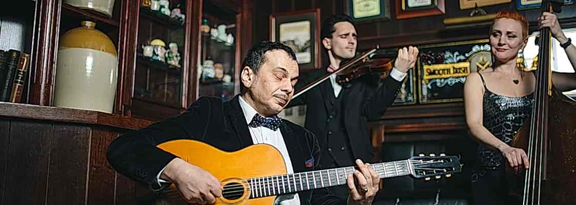 хоум бэнд ансамбль Django Friends» Георгий Яшагашвили гитара Лу Головина гитара Илья Делизонас Екатерина Перелыгина контрабас
