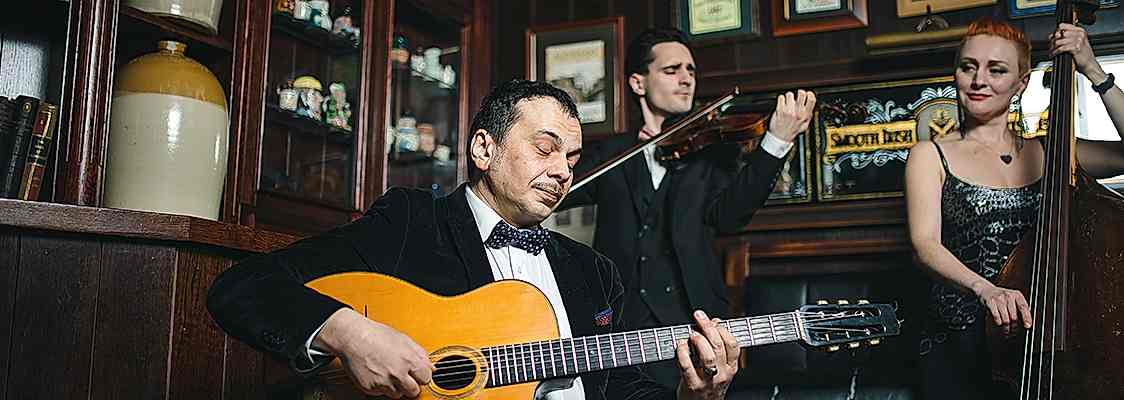хоум бэнд ансамбль Django Friends» Георгий Яшагашвили гитара Лу Головина гитара Илья Делизонас Екатерина Перелыгина контрабас