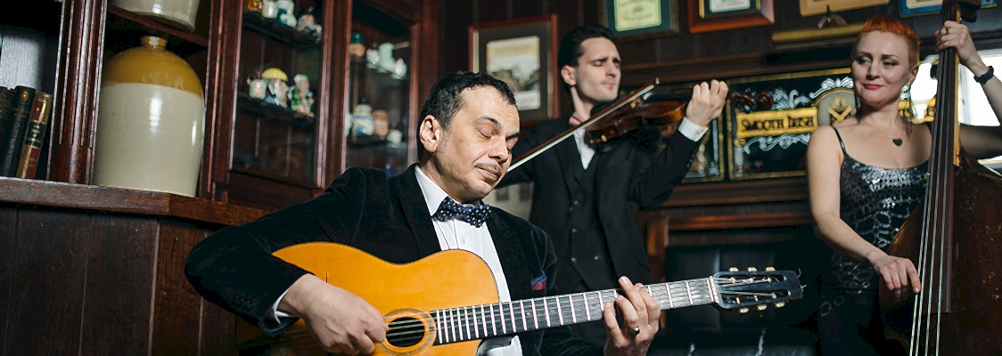 хоум бэнд ансамбль Django Friends» Георгий Яшагашвили гитара Лу Головина гитара Илья Делизонас Екатерина Перелыгина контрабас